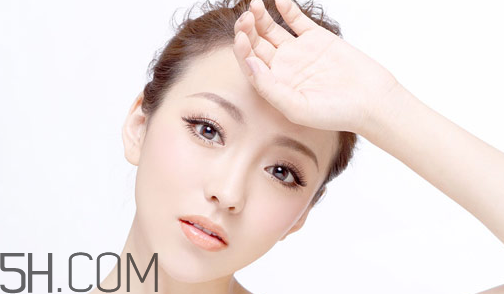 雅詩(shī)蘭黛眼霜適合多大年齡用？雅詩(shī)蘭黛和蘭蔻的眼霜哪個(gè)好？