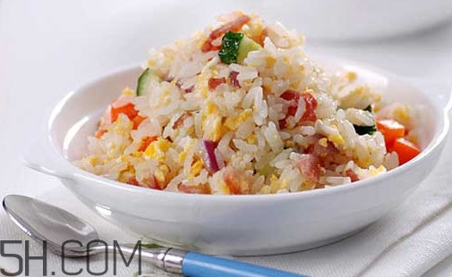 蛋炒飯?jiān)趺醋鲎屆恳活w米上都有蛋？蛋炒飯有什么營養(yǎng)