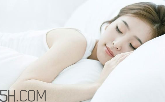 敷睡眠面膜臉刺痛怎么回事？閉口粉刺可以用面膜嗎？