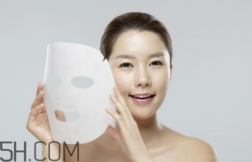 敷睡眠面膜臉刺痛怎么回事？閉口粉刺可以用面膜嗎？