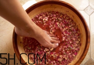 用什么泡腳比較好？艾葉泡腳還是紅花泡腳？