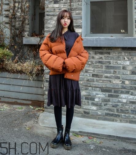 棉服配裙子好看嗎？棉衣配什么裙子好？