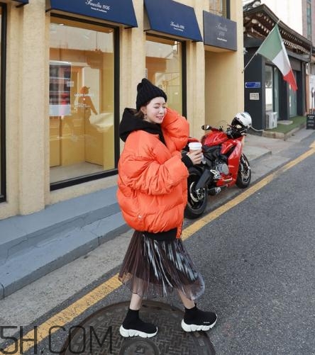 棉服配裙子好看嗎？棉衣配什么裙子好？