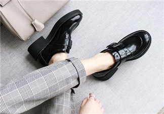 新皮鞋前面擠腳怎么辦？新鞋子磨腳后跟怎么辦？
