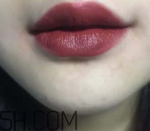 nars leslie張國(guó)榮色是什么顏色？nars leslie口紅試色