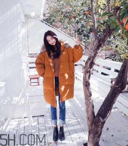焦糖色棉襖配什么內(nèi)搭？焦糖色棉服搭配圖片
