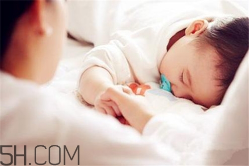 冬天空調(diào)開多少度比較適合嬰兒？嬰兒發(fā)燒可以開空調(diào)嗎？