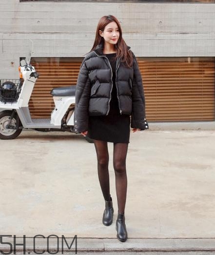 黑色羽絨服配什么顏色毛衣？黑色羽絨服搭配毛衣圖片