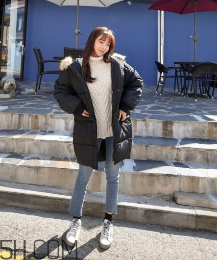 黑色羽絨服配什么顏色毛衣？黑色羽絨服搭配毛衣圖片