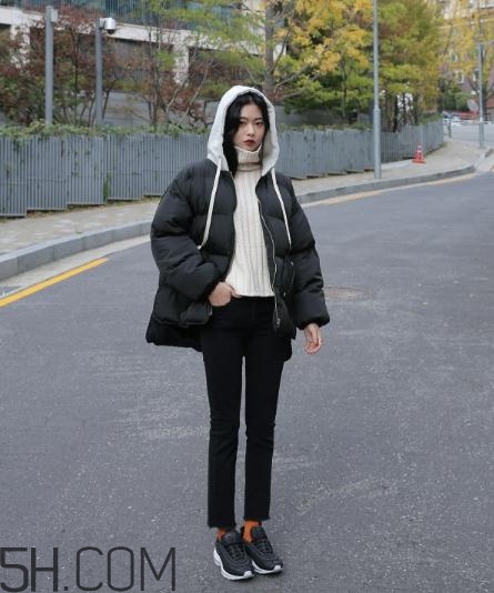 黑色羽絨服配什么顏色毛衣？黑色羽絨服搭配毛衣圖片