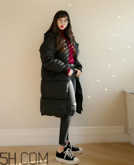 黑色羽絨服配什么顏色毛衣？黑色羽絨服搭配毛衣圖片