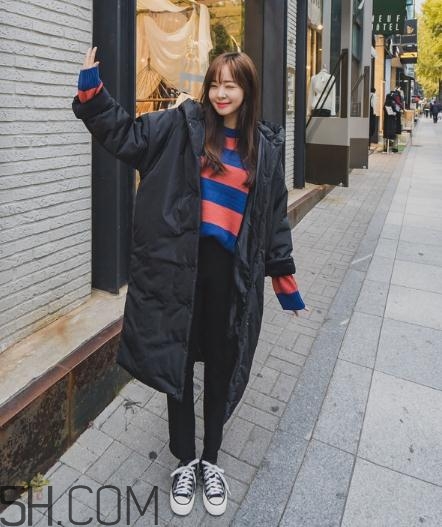 黑色羽絨服配什么顏色毛衣？黑色羽絨服搭配毛衣圖片