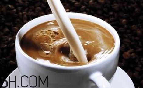牛奶和咖啡可以混在一起喝嗎？怎么混合牛奶和咖啡？