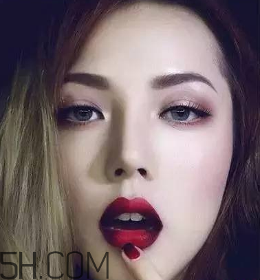 反咬唇妝是什么樣的？染唇妝和咬唇妝的區(qū)別