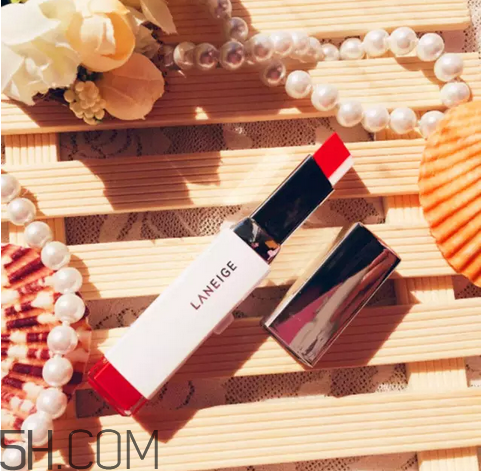 涂口紅前用bb打底可以嗎？最近比較火的口紅品牌有哪些？