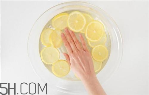 用檸檬水洗臉可以嗎？檸檬水洗臉的功效是什么呢？