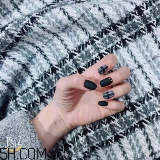 美甲涂什么顏色好看？2018冬天最美的韓式美甲