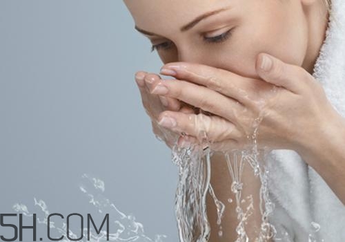 用檸檬水洗臉可以嗎？檸檬水洗臉的功效是什么呢？