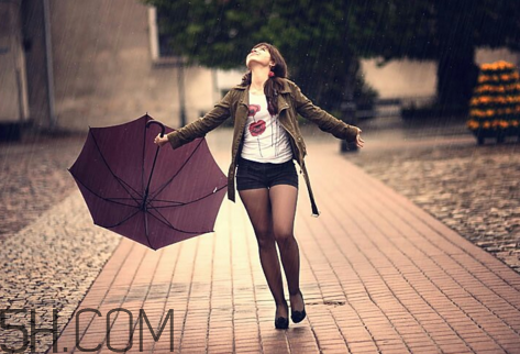 淋雨后要洗澡嗎？淋雨后不洗澡會(huì)怎么樣？