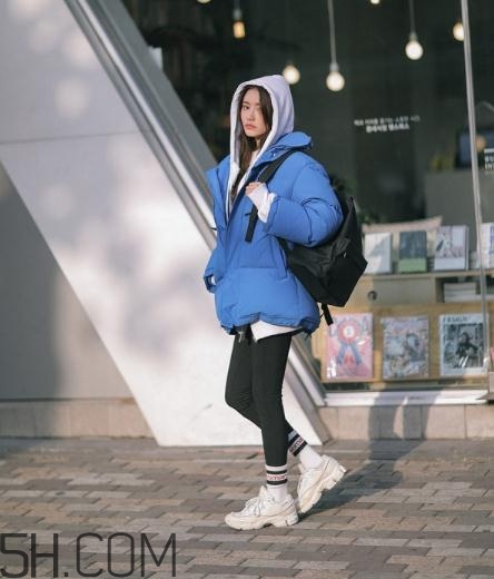藍色棉襖配什么褲子？藍色棉服搭配褲子圖片