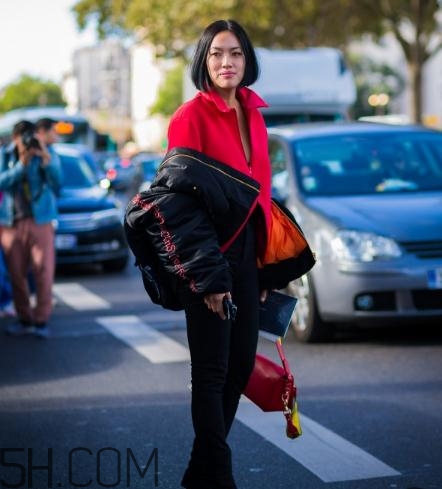 黑色飛行夾克怎么搭配？黑色飛行員夾克搭配女
