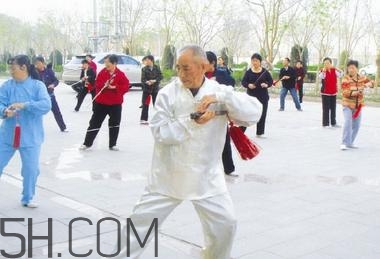 冬季應(yīng)該怎么晨練？冬季晨練的注意事項(xiàng)有哪些？