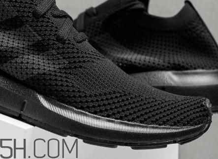 adidas swift run triple black配色在哪買_多少錢？