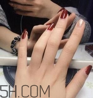 冬天美甲適合什么顏色？純色美甲跳色款式搭配圖