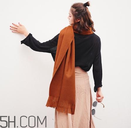 焦糖色圍巾配什么顏色衣服？焦糖色圍巾搭配圖片