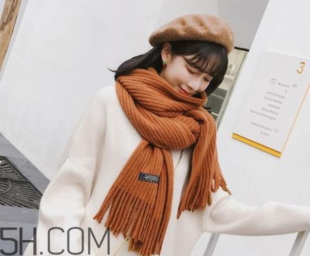 焦糖色圍巾配什么顏色衣服？焦糖色圍巾搭配圖片