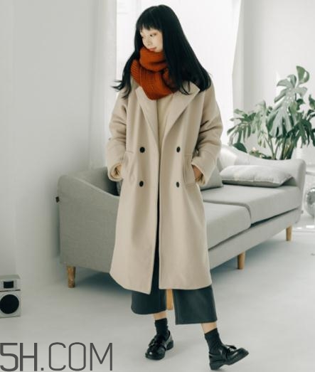 焦糖色圍巾配什么顏色衣服？焦糖色圍巾搭配圖片