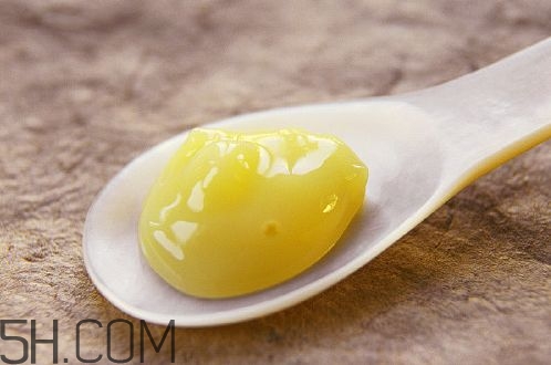蜂王漿的營(yíng)養(yǎng)成分有哪些？怎么辨別真假蜂王漿？