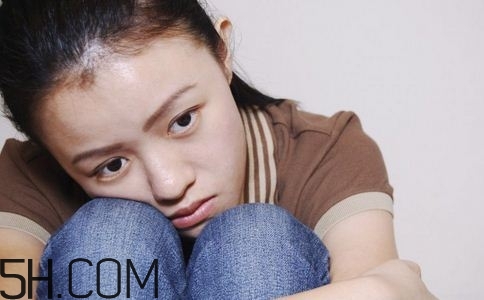 焦慮癥的表現(xiàn)是怎樣的？焦慮癥對(duì)身體有什么危害？