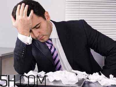 焦慮癥的表現(xiàn)是怎樣的？焦慮癥對(duì)身體有什么危害？