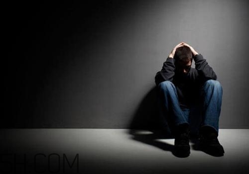 焦慮癥患者為什么一到晚上就焦慮得厲害？焦慮癥嚴(yán)重了會(huì)怎么樣？
