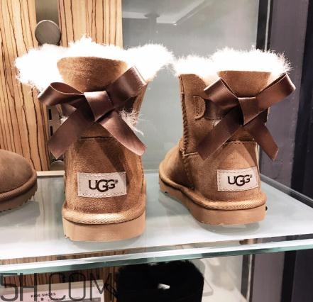 ugg雪地靴要穿襪子嗎？ugg是光腳穿嗎？