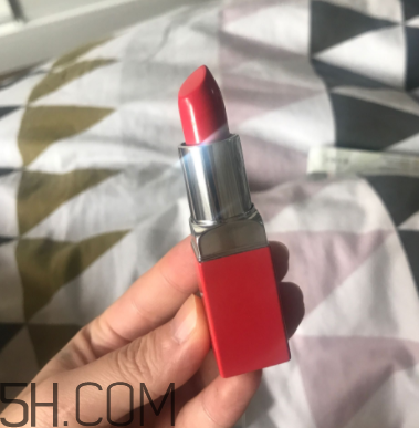 倩碧小方唇膏卡唇紋嗎？06號適合黃皮嗎？