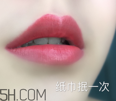 倩碧小方唇膏持久度如何？沾杯嗎？