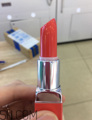 倩碧小方唇膏持久度如何？沾杯嗎？