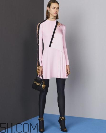 versace2018早秋服裝系列好看嗎_有哪些款式？