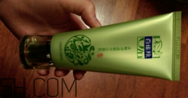 百雀羚泡沫潔面乳洗后緊繃嗎？適合干皮嗎？