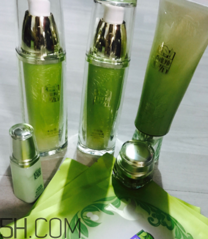 百雀羚水能量套盒適合油皮嗎？適合秋冬用嗎？