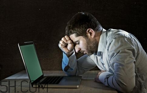 男性經(jīng)常熬夜有哪些危害？男性常熬夜對(duì)身體危害有哪些？