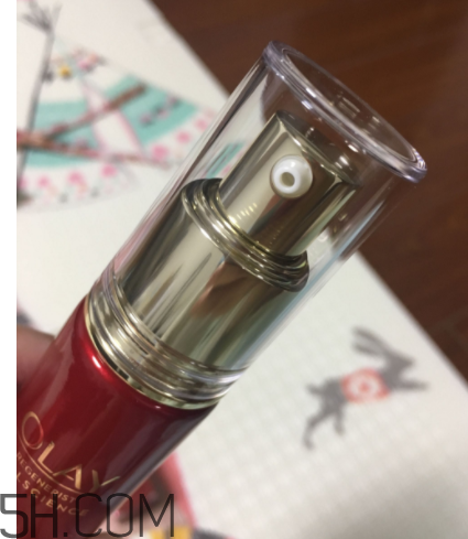 Olay小臉精華露是乳液嗎？用在哪一個步驟？