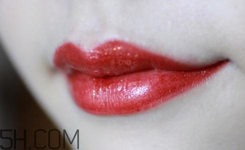 涂口紅可以吃東西嗎？每天涂口紅有沒(méi)有危害？