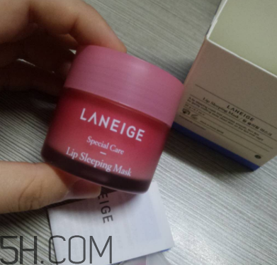 蘭芝夜間唇膜每次敷多厚？每次用多少？
