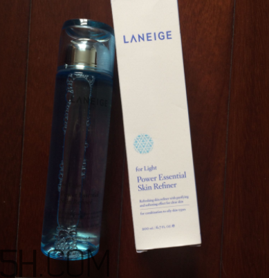蘭芝水衡精華水油不油？適合油皮嗎？