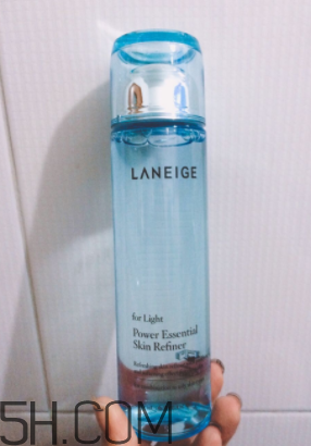 蘭芝水衡精華水油不油？適合油皮嗎？