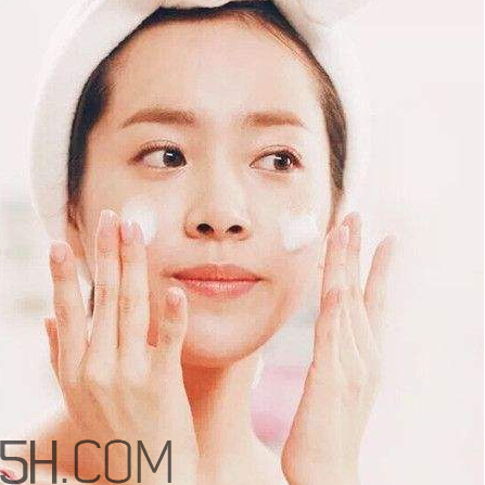 卸妝膏和卸妝油有什么區(qū)別？不同卸妝產(chǎn)品的使用方法