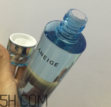 蘭芝水衡精華水油不油？適合油皮嗎？